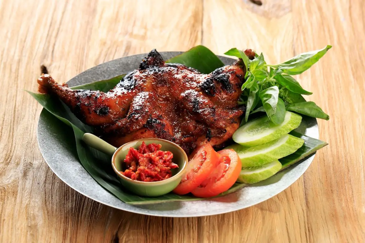 Ayam Guling: Khas Bali Sajian Panggang Berbumbu Pekat