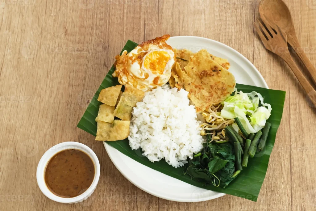 Pecel – Tradisional Javanese Salad with Peanut Sauce