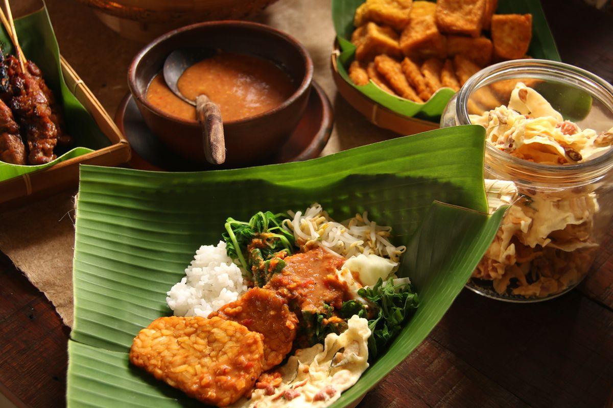 Pecel Pincuk Madiun: Aroma Daun Pisang dan Sambal Kacang